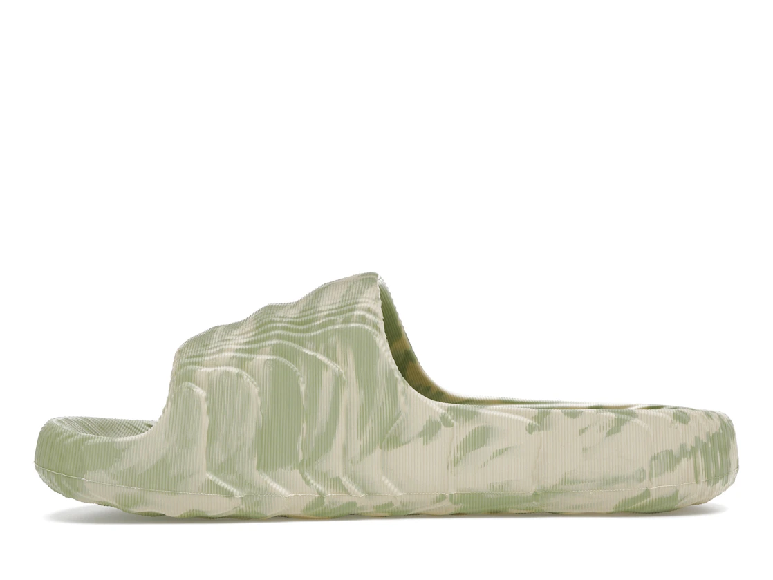 Vue 19 de adidas Adilette 22 Slides Magic Lime St Desert Sand