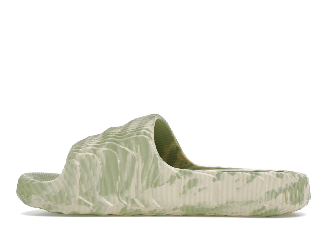Vue 20 de adidas Adilette 22 Slides Magic Lime St Desert Sand