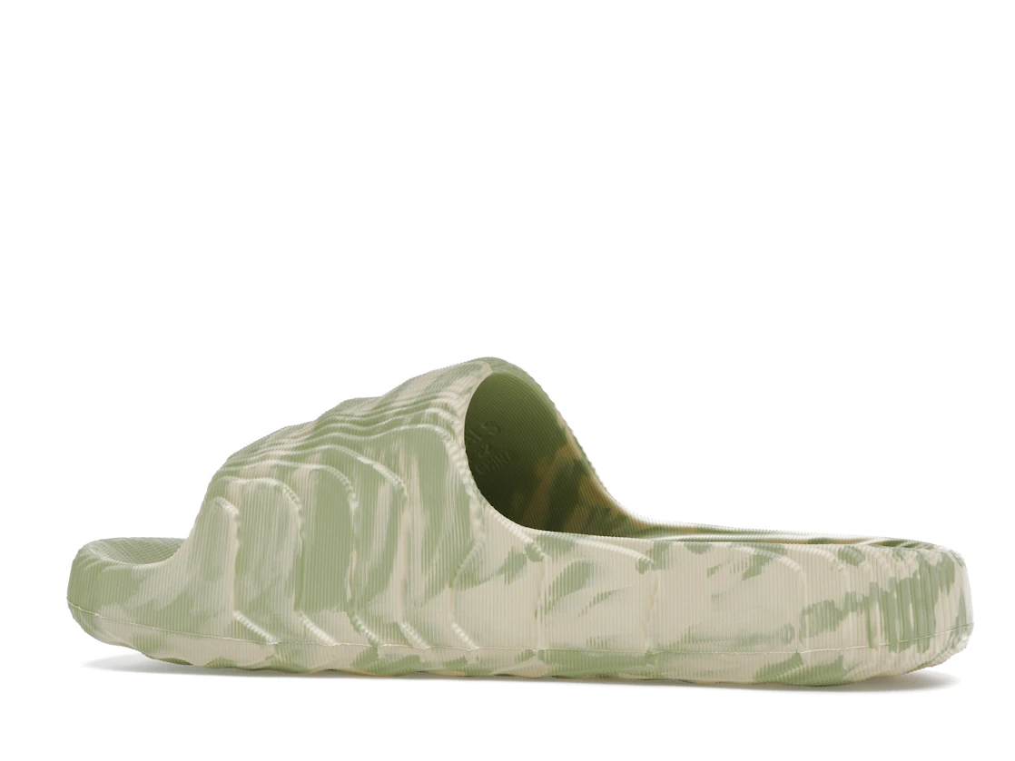 Vue 21 de adidas Adilette 22 Slides Magic Lime St Desert Sand