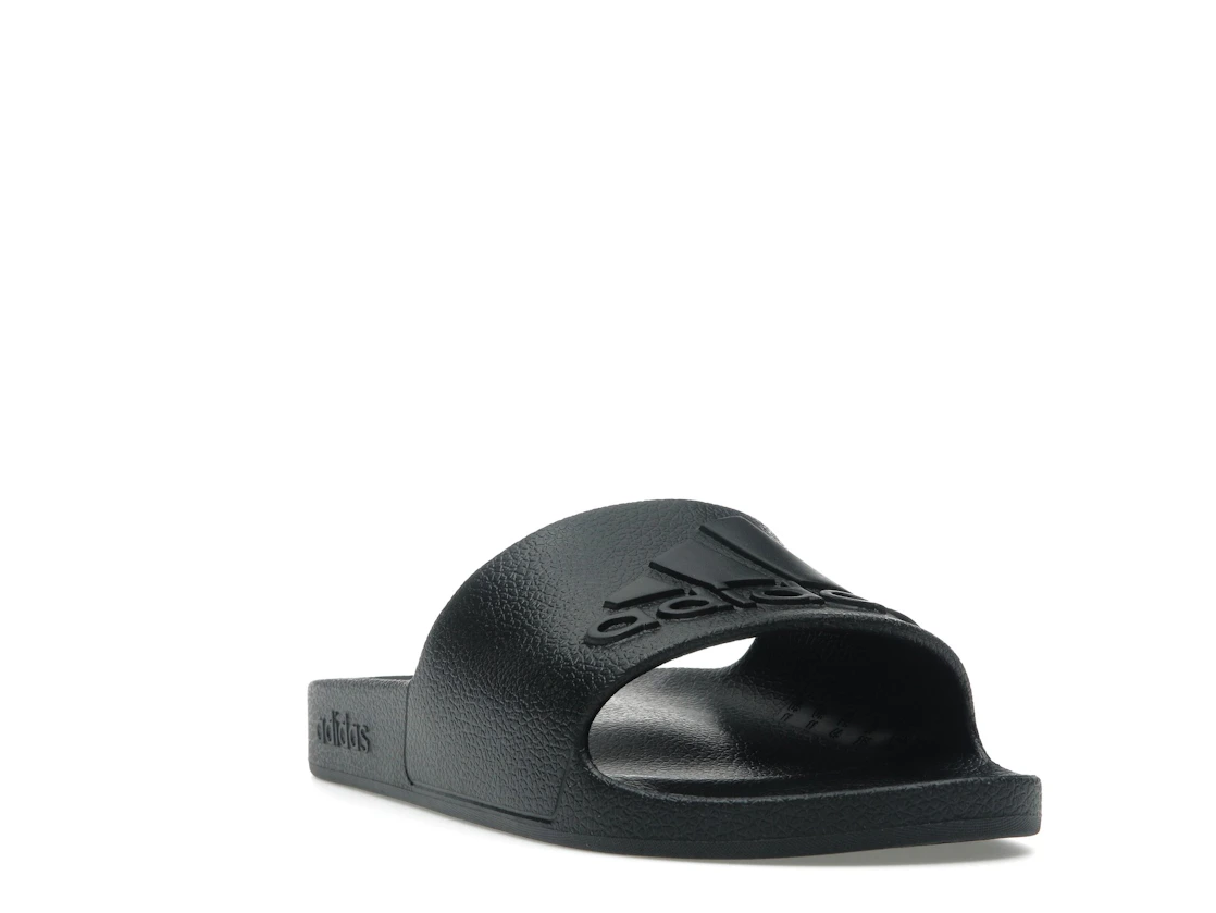 Vue 7 de adidas Adilette Aqua Slides Core Black Logo