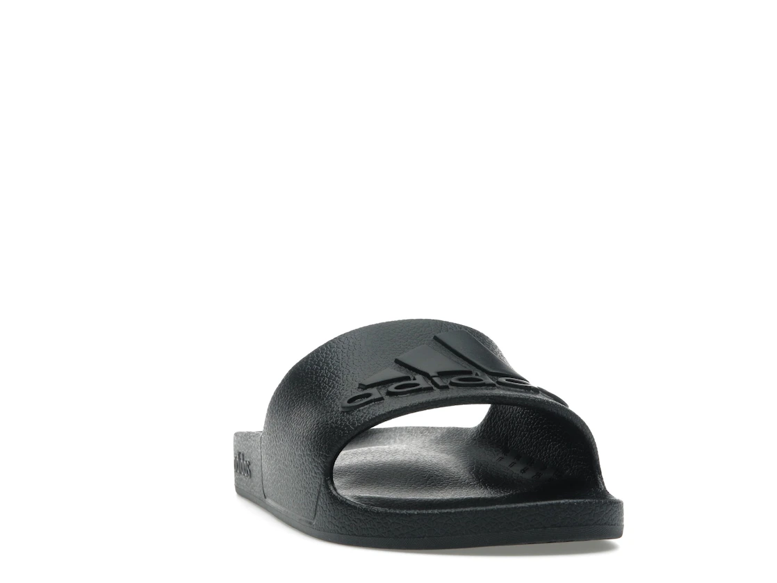 Vue 8 de adidas Adilette Aqua Slides Core Black Logo