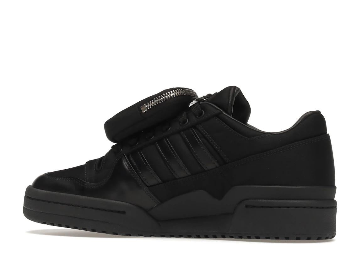 Vue 21 de adidas Forum Low Prada Black