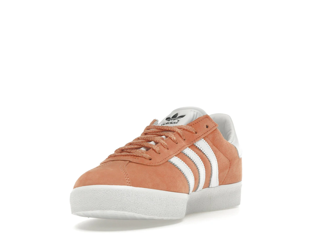 Vue 13 de adidas Gazelle 85 Orange Cloud White
