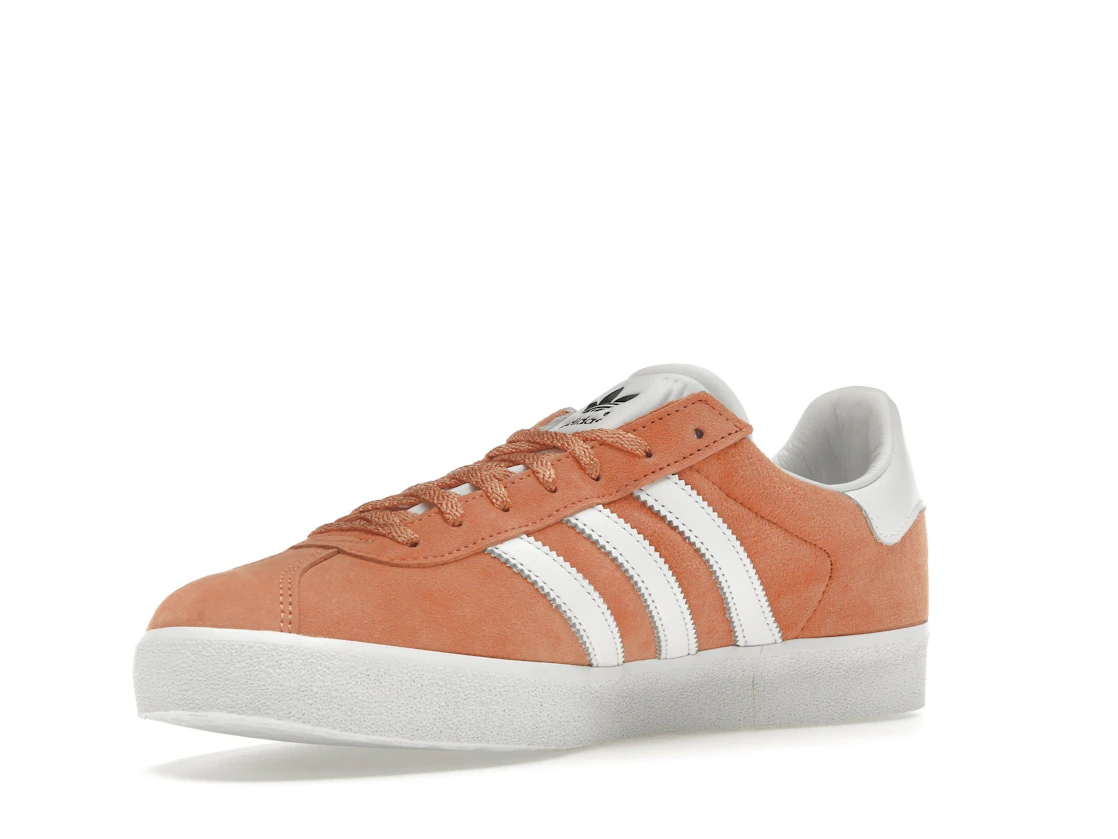 Vue 15 de adidas Gazelle 85 Orange Cloud White