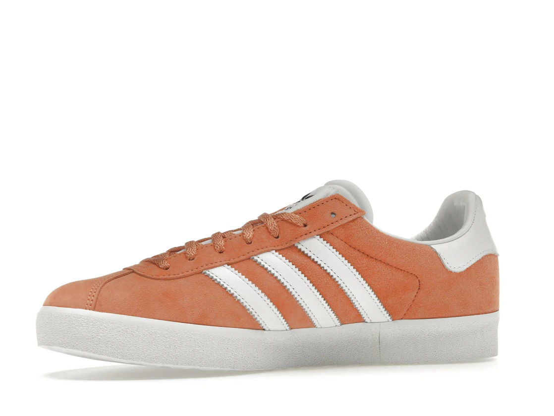 Vue 17 de adidas Gazelle 85 Orange Cloud White