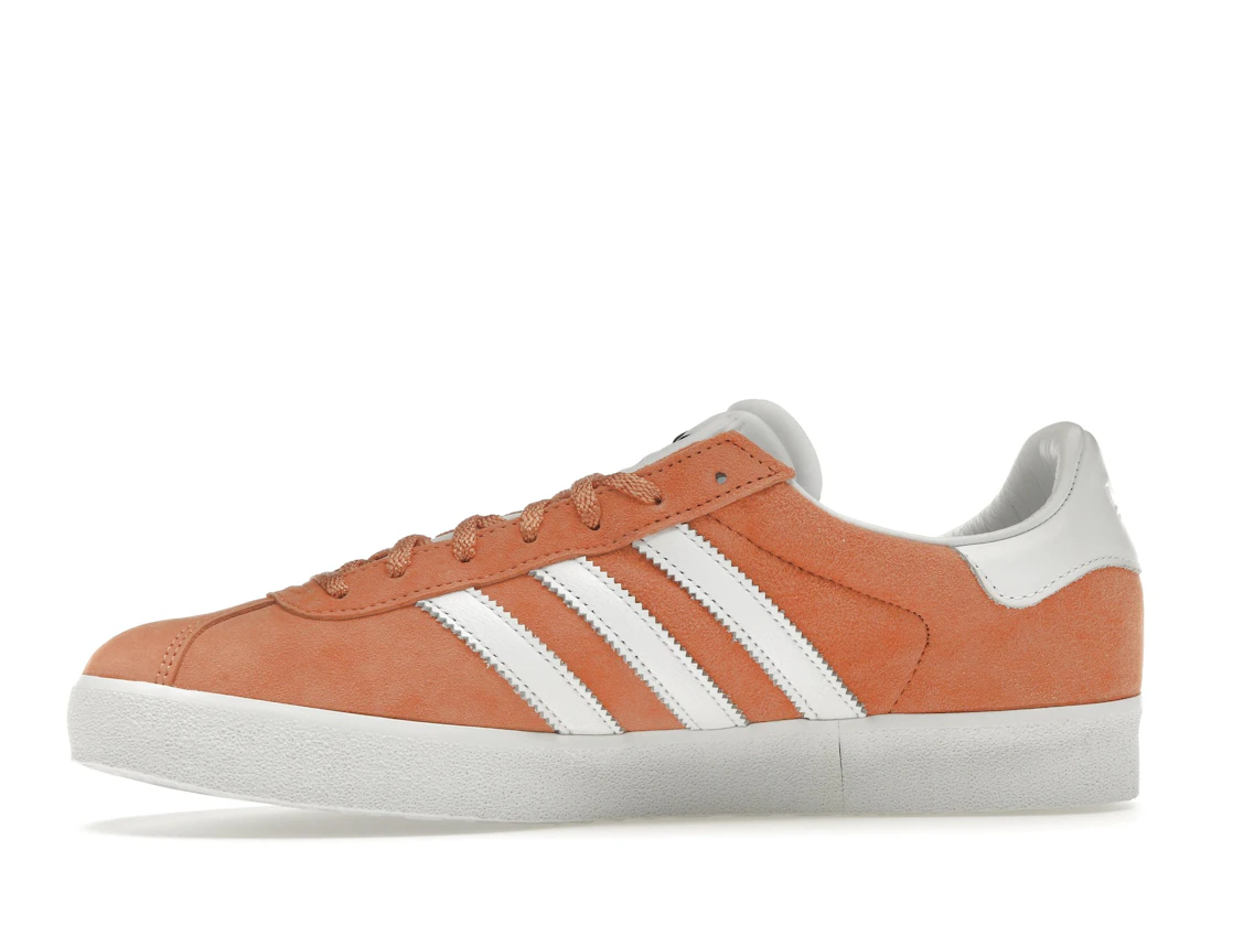 Vue 18 de adidas Gazelle 85 Orange Cloud White