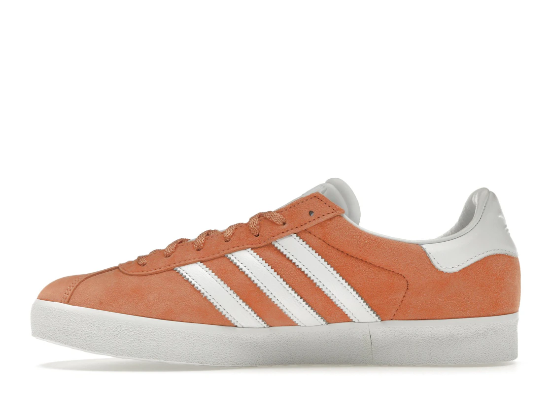 Vue 19 de adidas Gazelle 85 Orange Cloud White