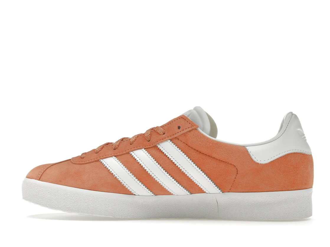 Vue 20 de adidas Gazelle 85 Orange Cloud White