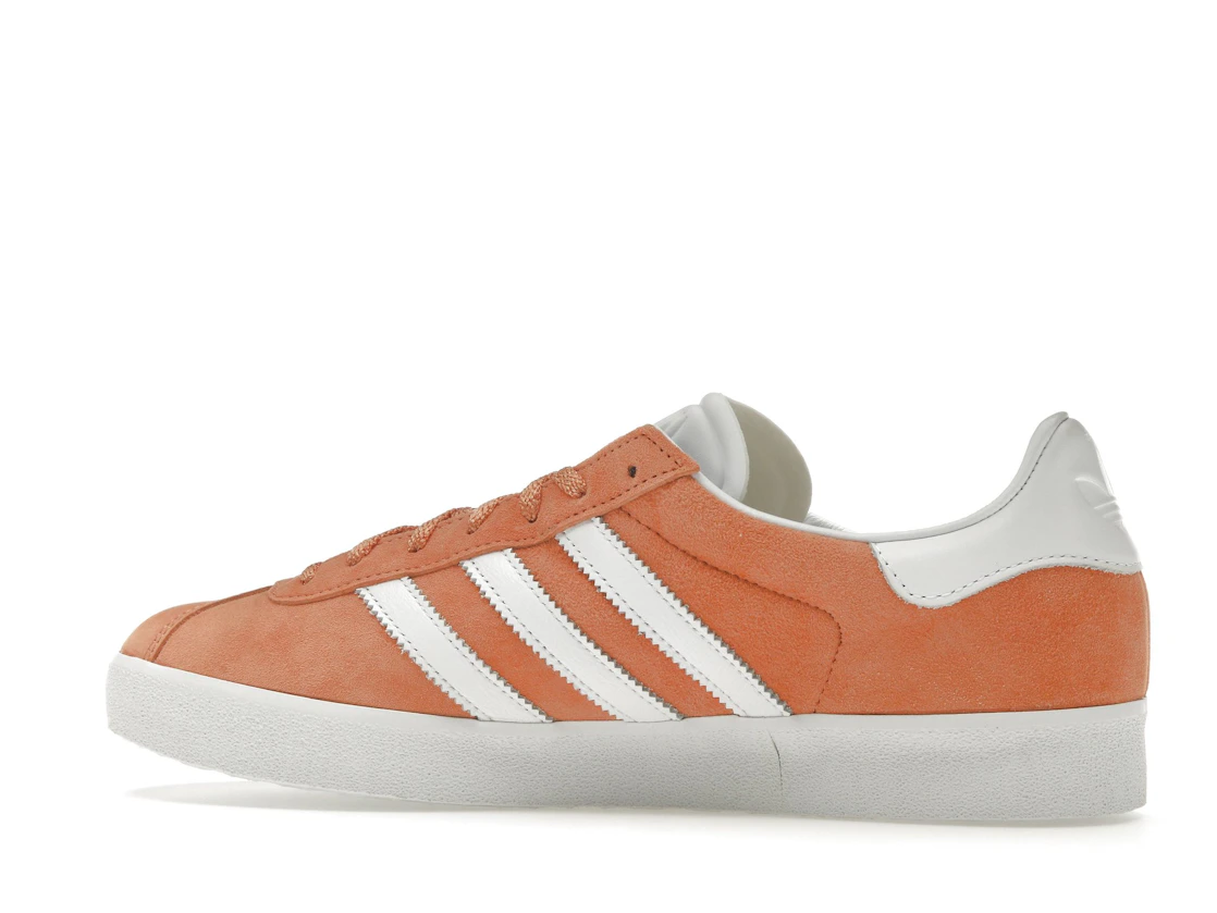Vue 21 de adidas Gazelle 85 Orange Cloud White