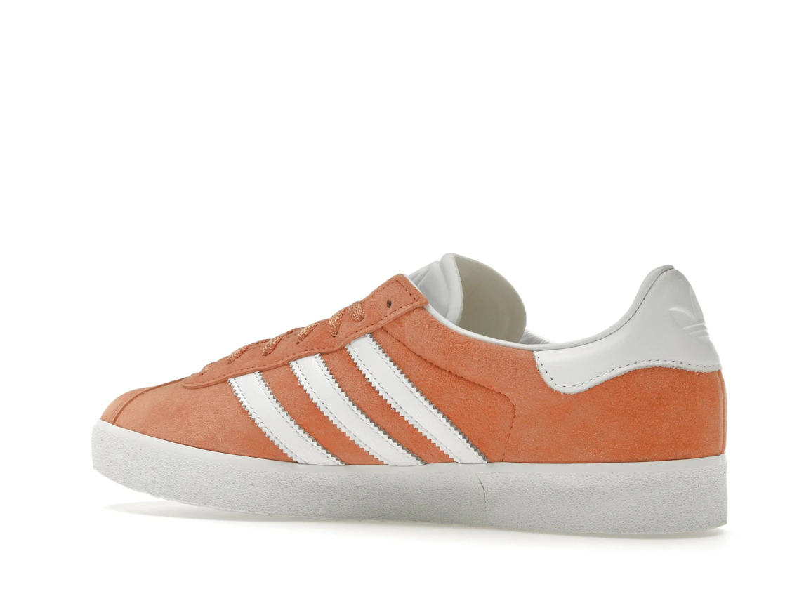 Vue 22 de adidas Gazelle 85 Orange Cloud White