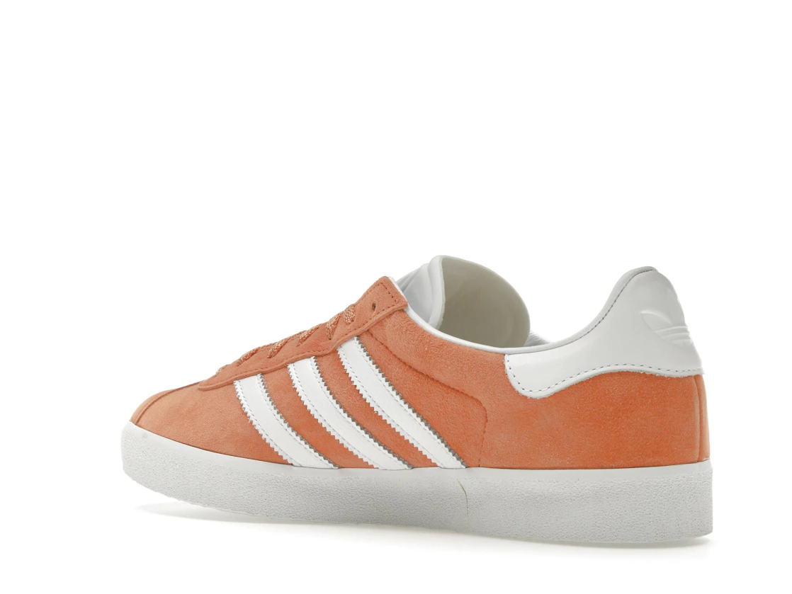 Vue 23 de adidas Gazelle 85 Orange Cloud White