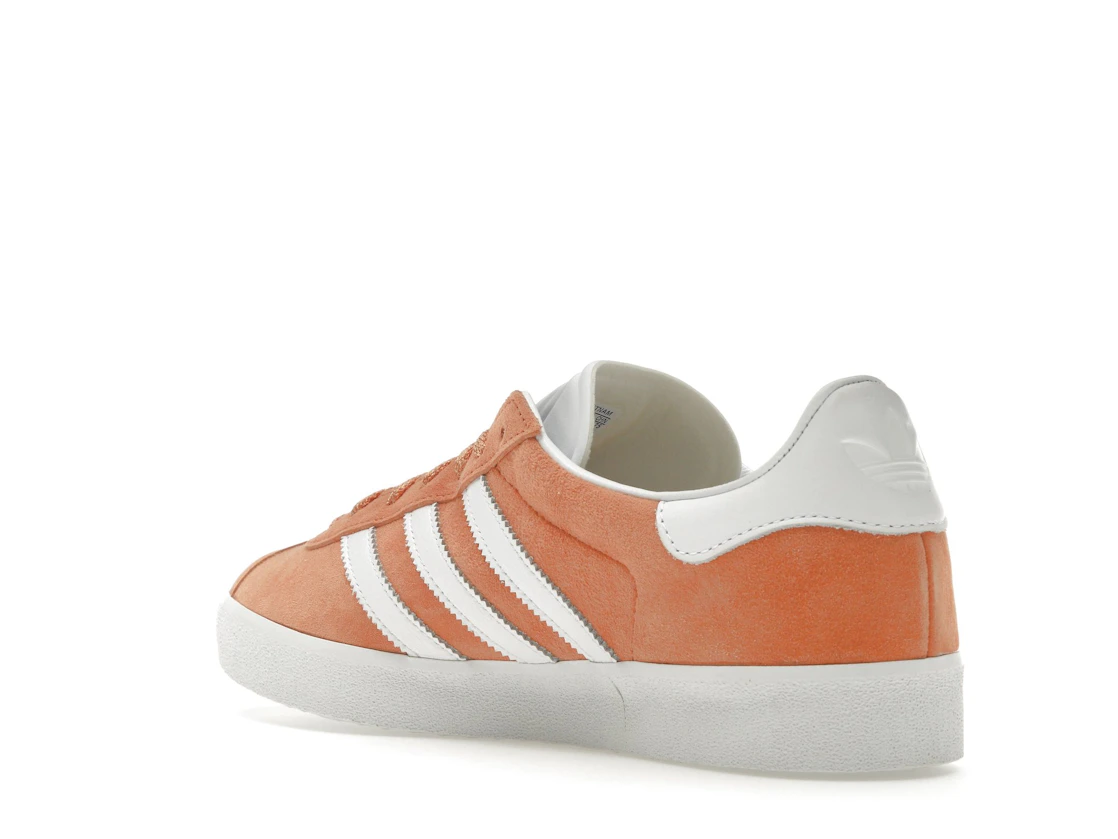 Vue 24 de adidas Gazelle 85 Orange Cloud White
