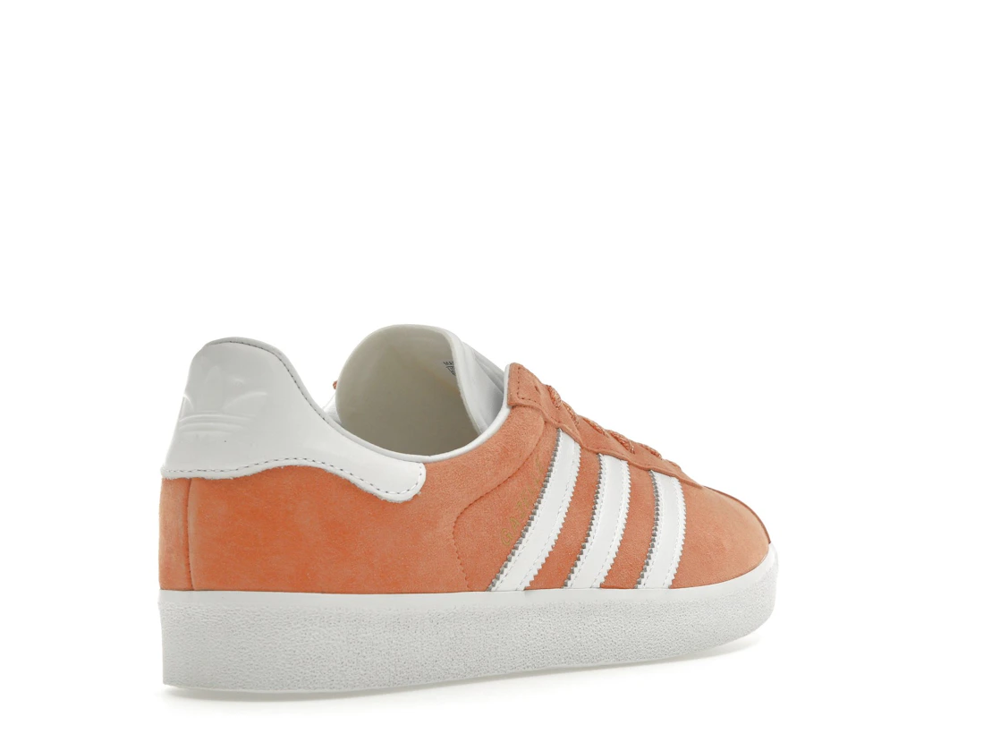 Vue 32 de adidas Gazelle 85 Orange Cloud White