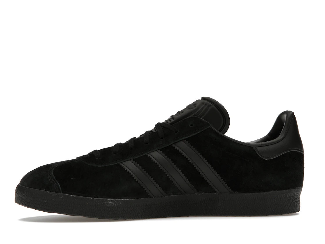 Vue 18 de adidas Gazelle Triple Black