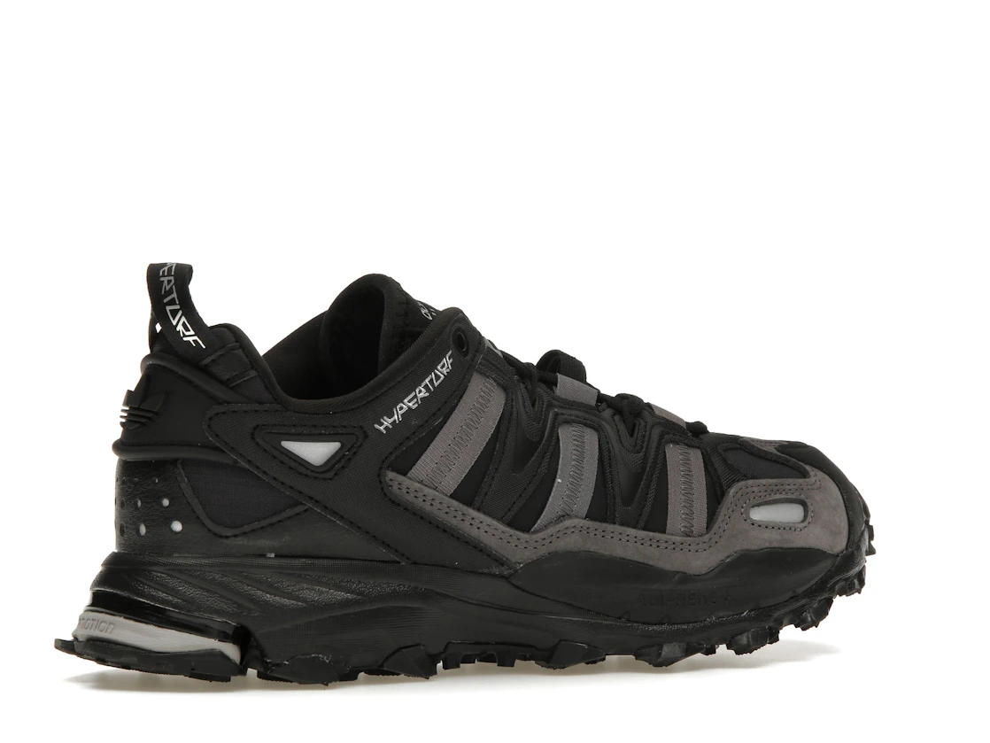 Vue 34 de adidas Hyperturf Core Black Silver Metallic Trace Grey