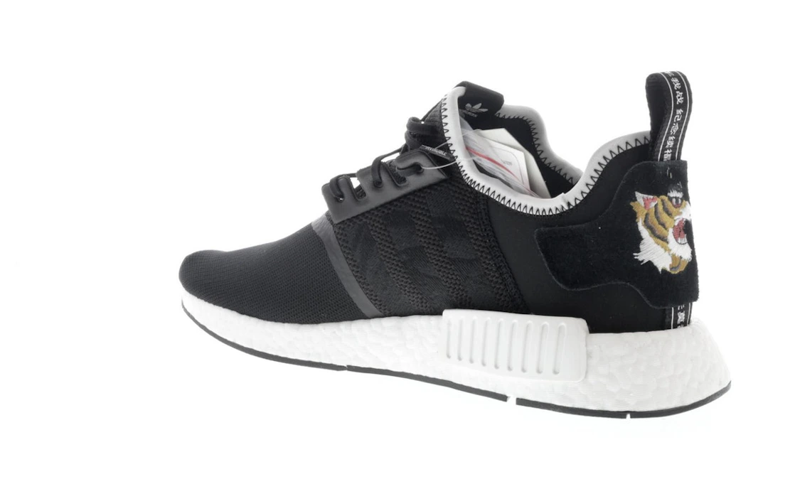 Vue 23 de adidas NMD R1 Neighborhood x Invincible