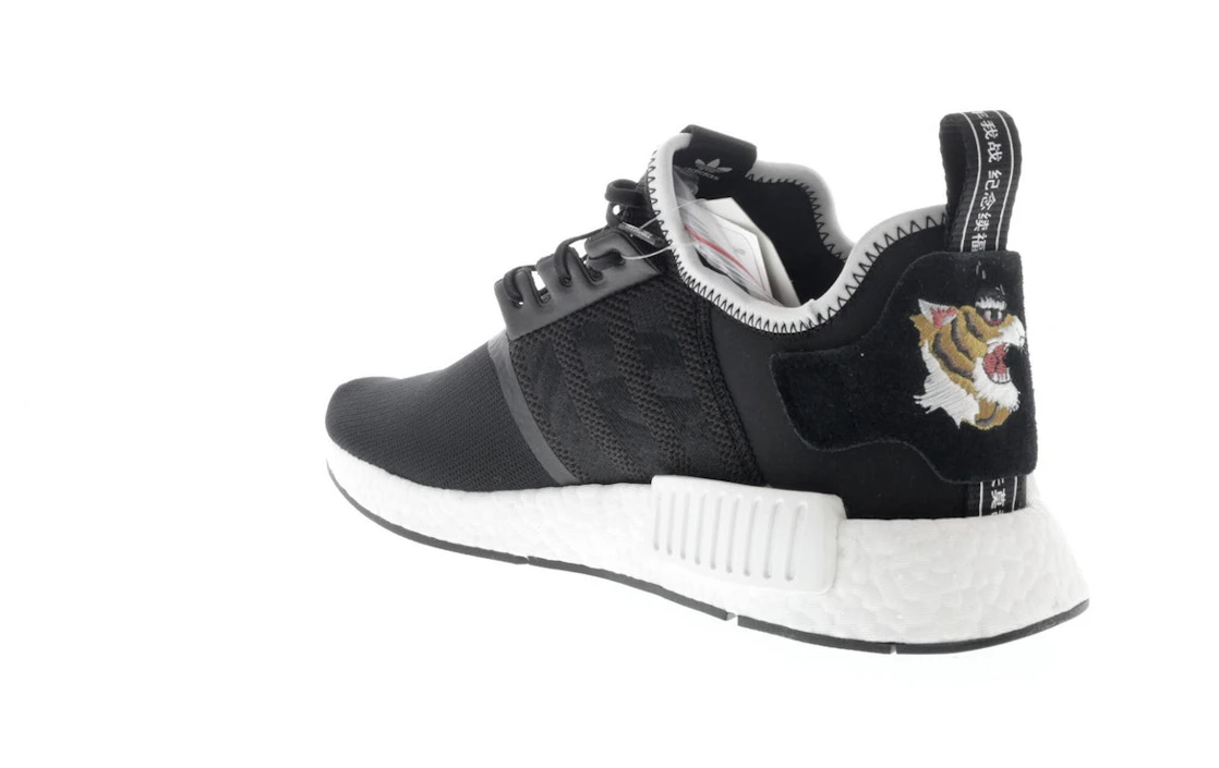 Vue 24 de adidas NMD R1 Neighborhood x Invincible