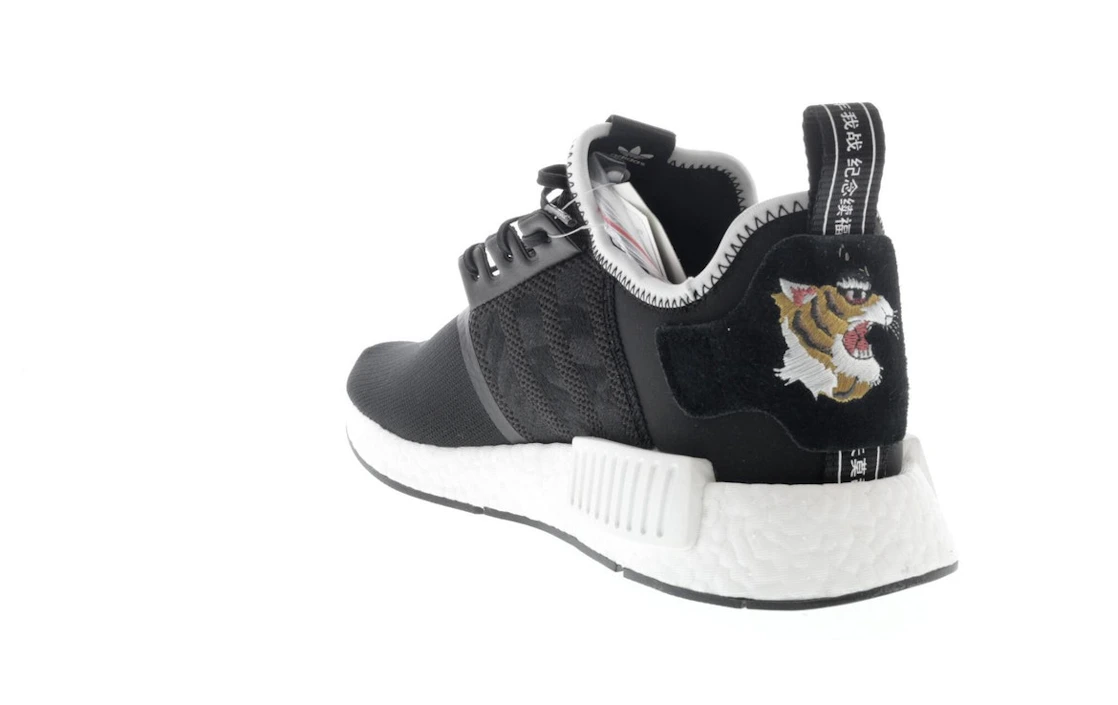 Vue 25 de adidas NMD R1 Neighborhood x Invincible
