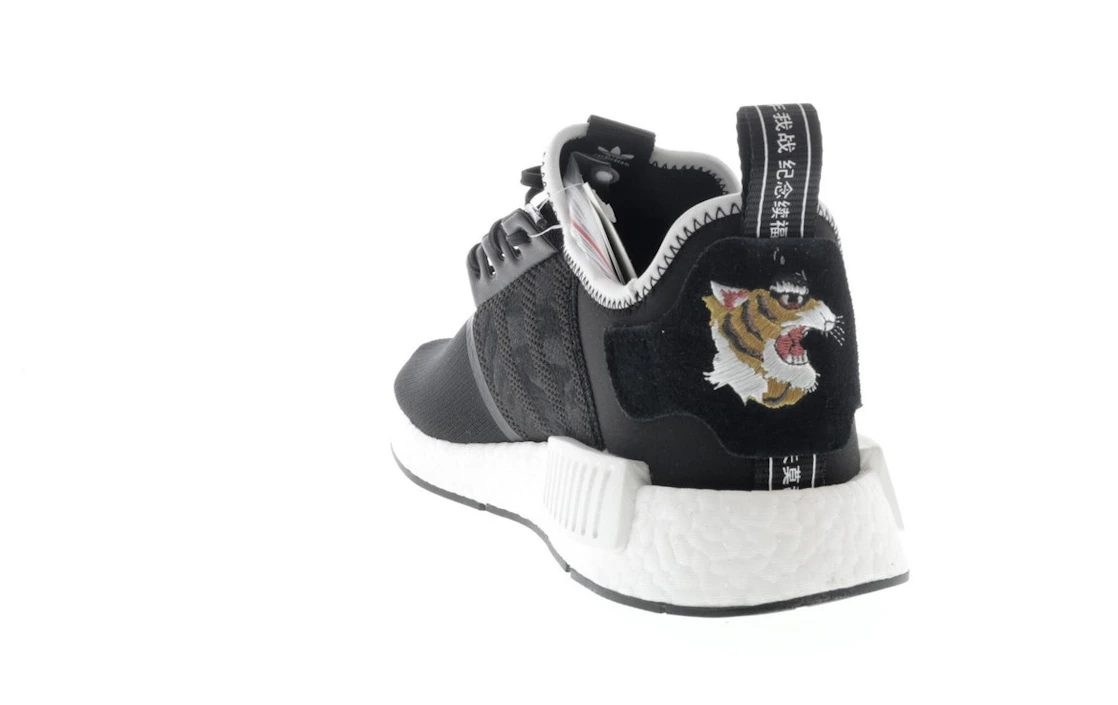 Vue 26 de adidas NMD R1 Neighborhood x Invincible