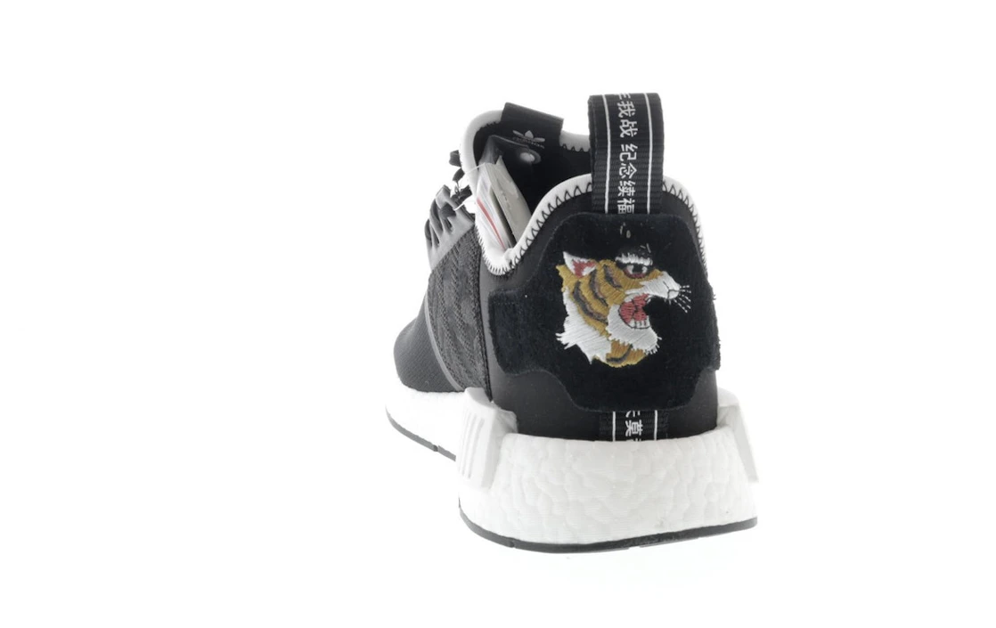 Vue 27 de adidas NMD R1 Neighborhood x Invincible