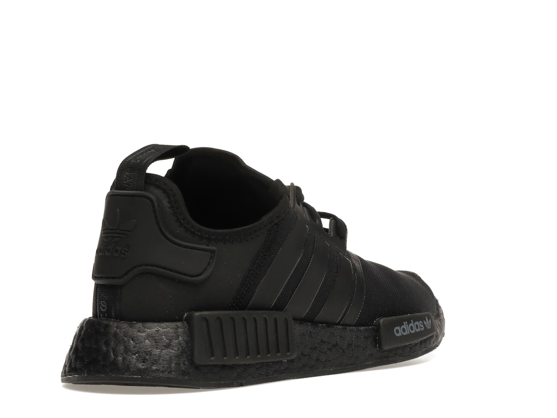 Vue 32 de adidas NMD R1 Triple Black (2019/2020)