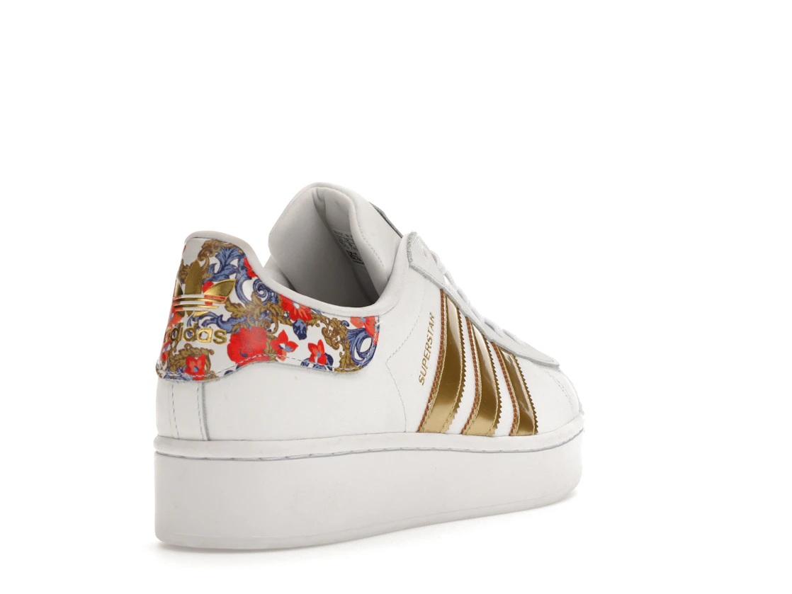 Vue 31 de adidas Superstar Bold HER Studio London Floral 