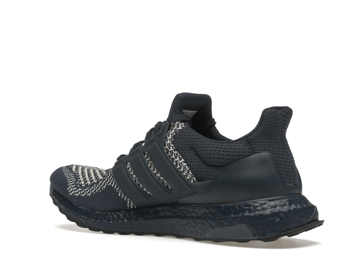 Vue 23 de adidas Ultra Boost 1.0 DNA Crew Navy