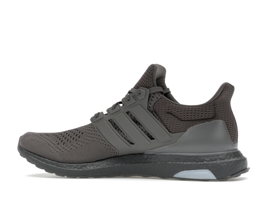 Vue 21 de adidas Ultra Boost 1.0 Charcoal Semi Spark