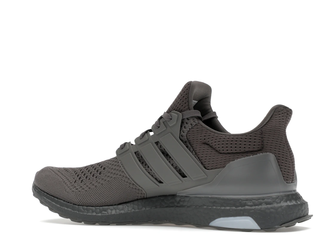 Vue 22 de adidas Ultra Boost 1.0 Charcoal Semi Spark