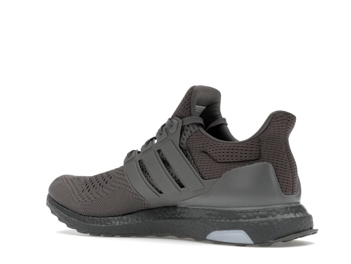 Vue 23 de adidas Ultra Boost 1.0 Charcoal Semi Spark