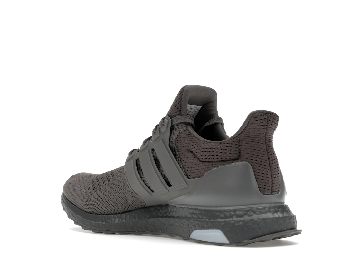 Vue 24 de adidas Ultra Boost 1.0 Charcoal Semi Spark
