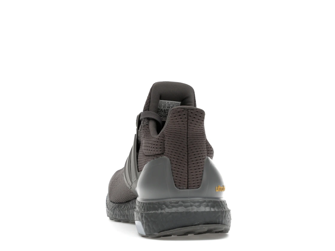 Vue 27 de adidas Ultra Boost 1.0 Charcoal Semi Spark