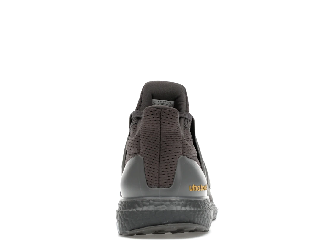 Vue 28 de adidas Ultra Boost 1.0 Charcoal Semi Spark
