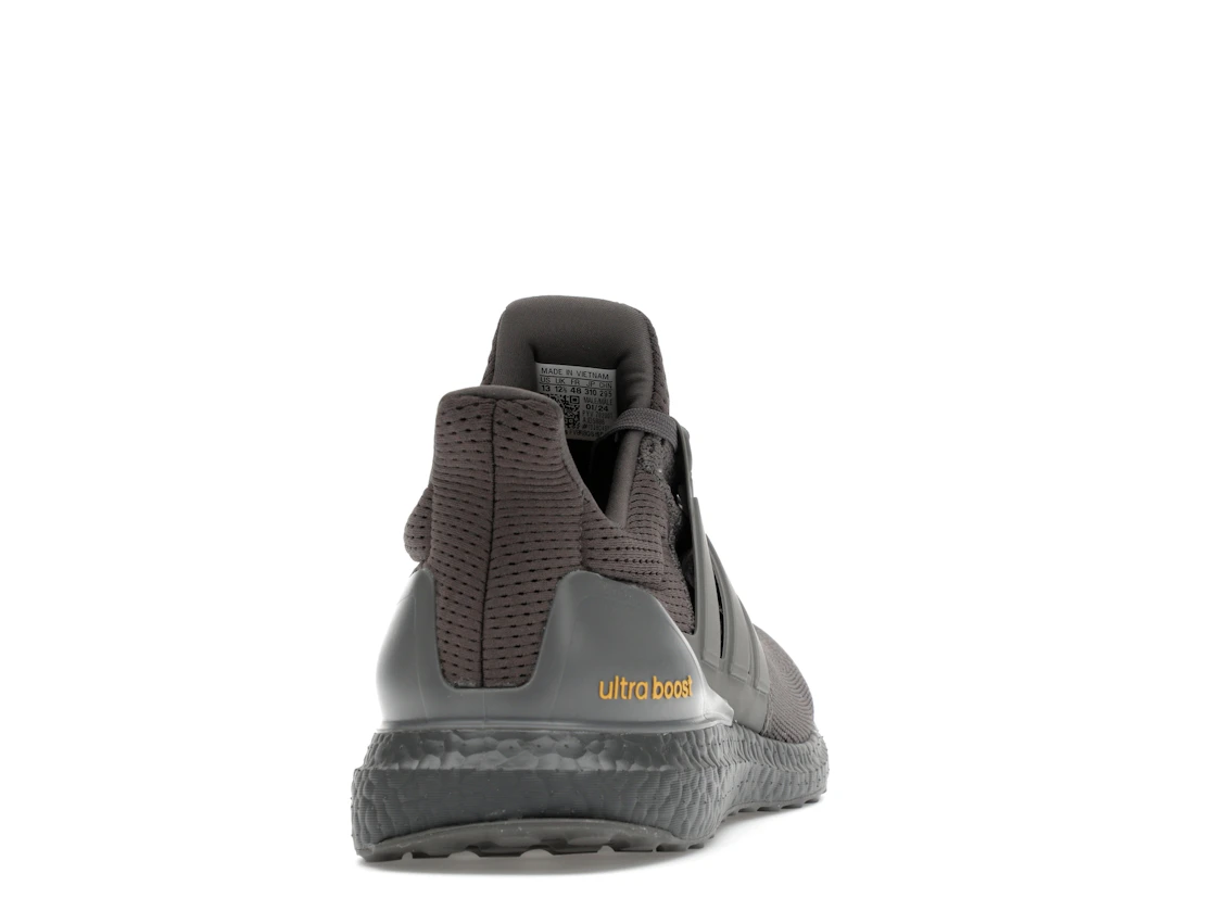 Vue 29 de adidas Ultra Boost 1.0 Charcoal Semi Spark
