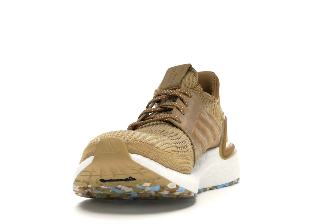 Vue 12 de adidas Ultra Boost 19 Universal Works Sand