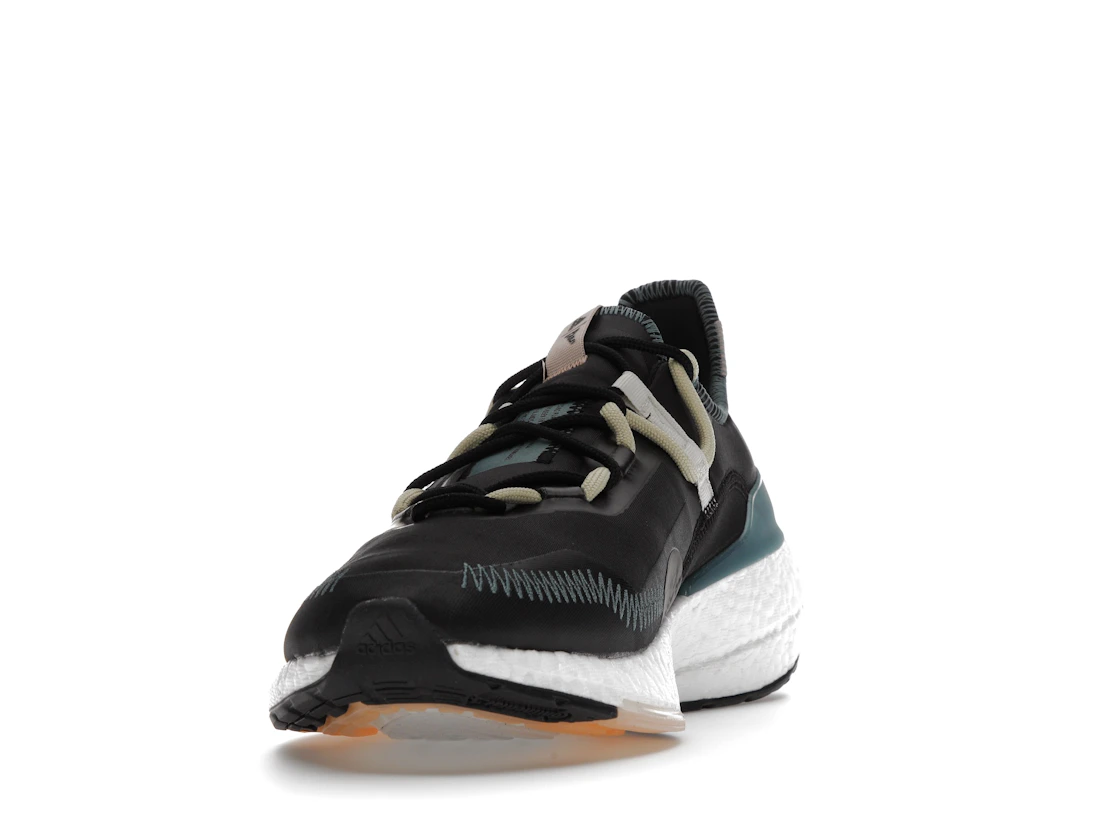 Vue 12 de adidas Ultra Boost 21 Parley Carbon