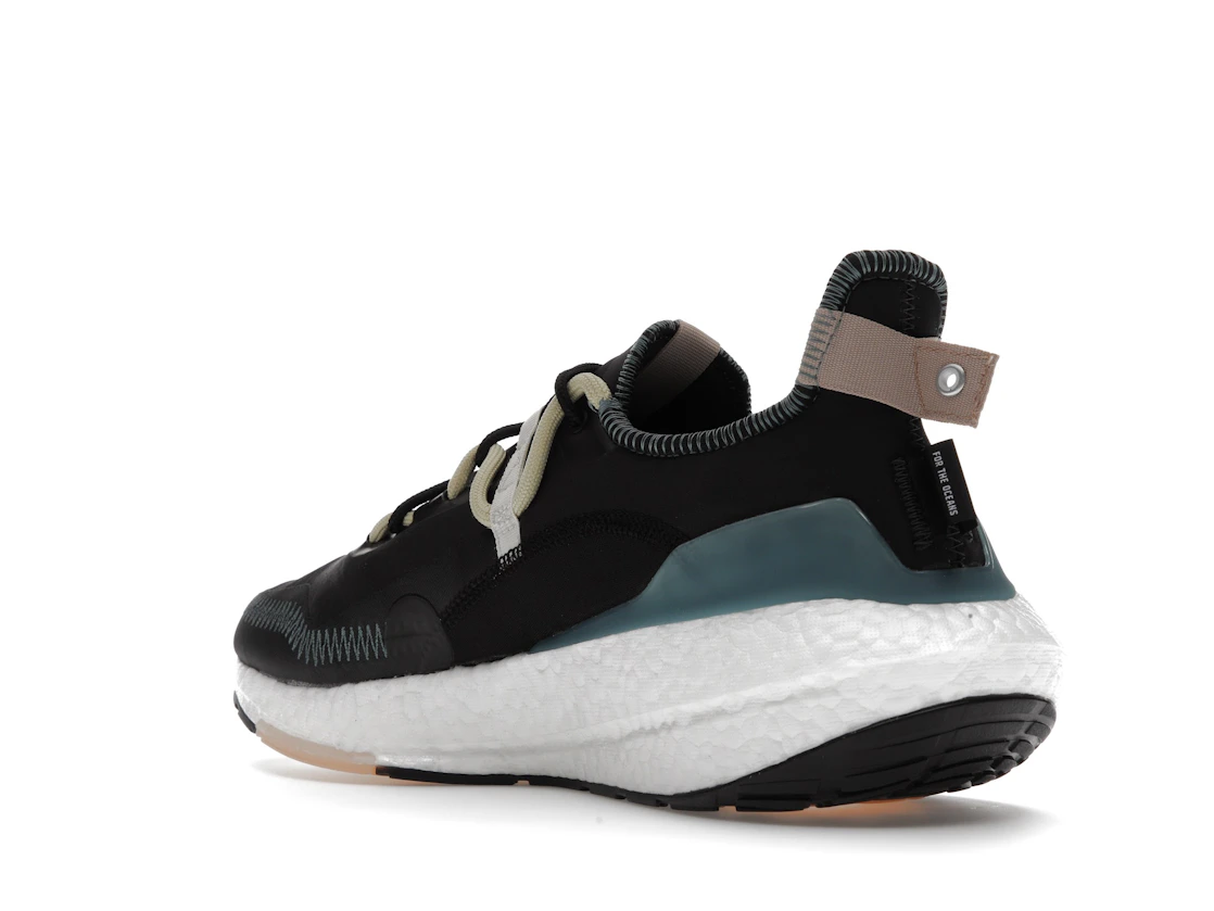 Vue 24 de adidas Ultra Boost 21 Parley Carbon