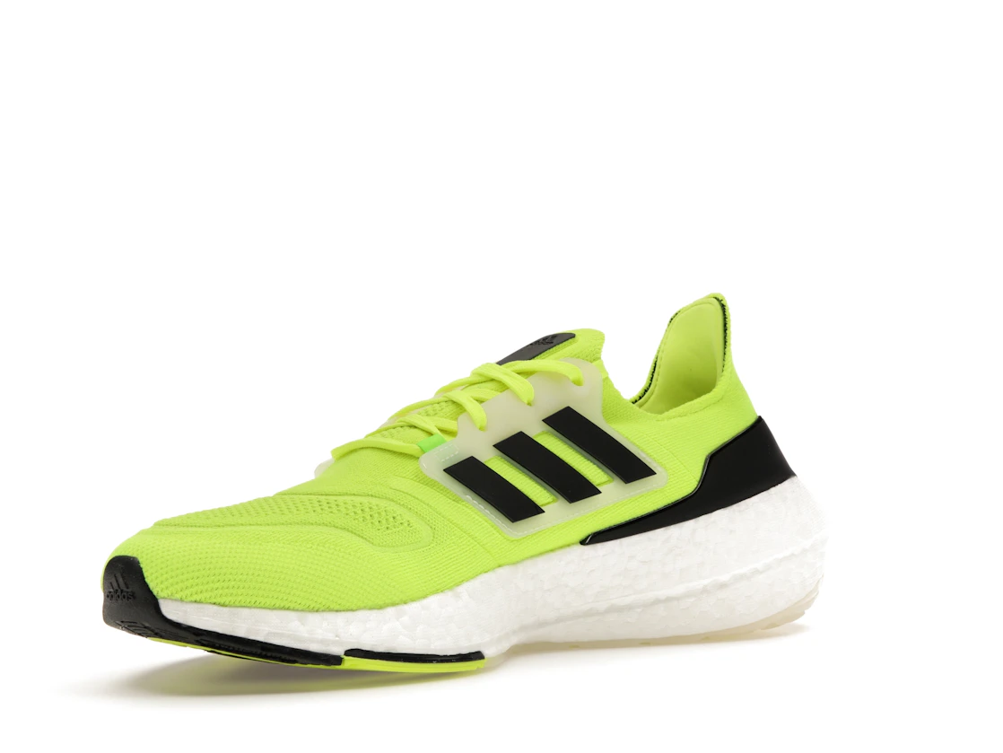 Vue 15 de adidas Ultra Boost 22 Solar Yellow