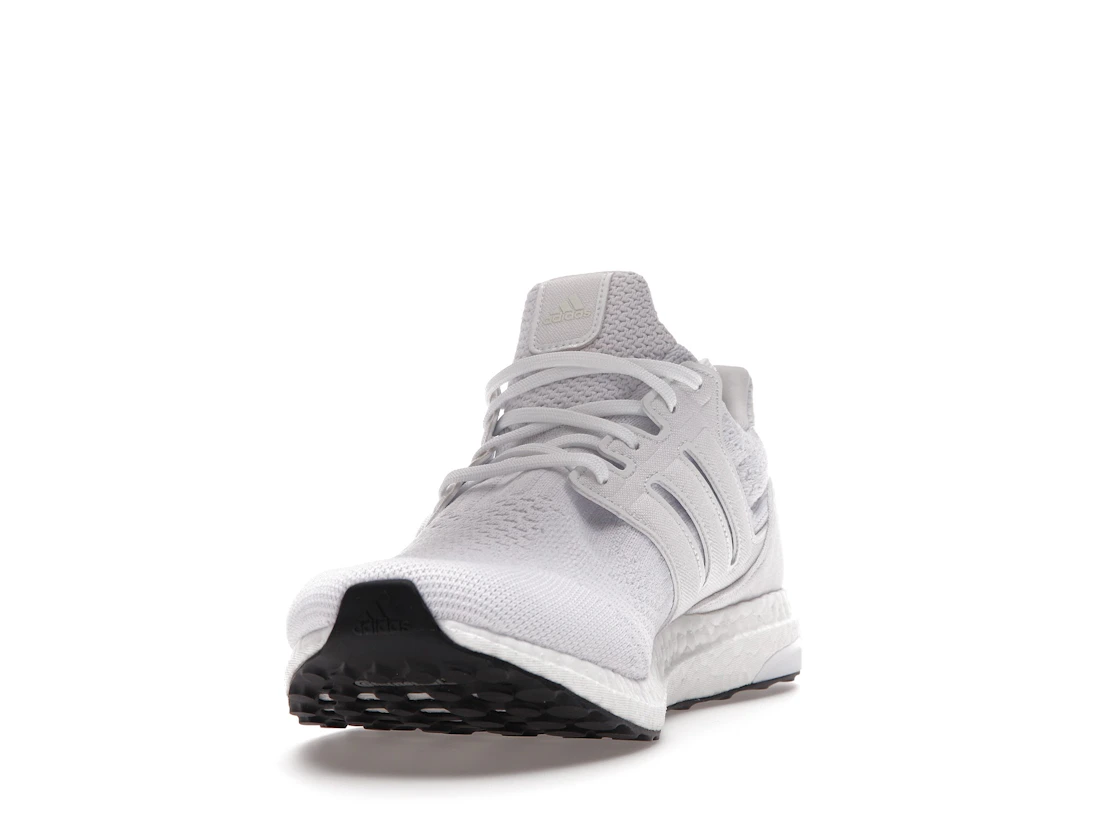 Vue 12 de adidas Ultra Boost 5.0 DNA Triple White
