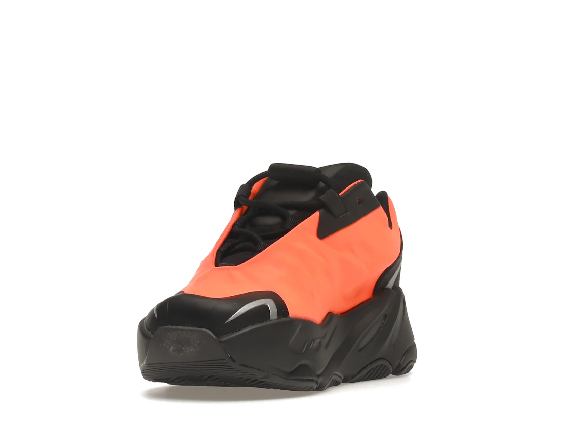 Vue 13 de adidas Yeezy Boost 700 MNVN Orange (Infants)