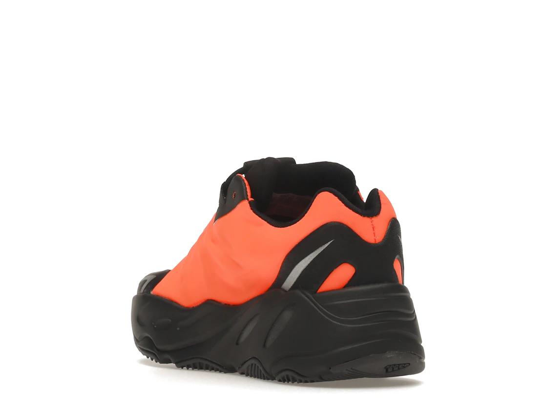 Vue 25 de adidas Yeezy Boost 700 MNVN Orange (Infants)