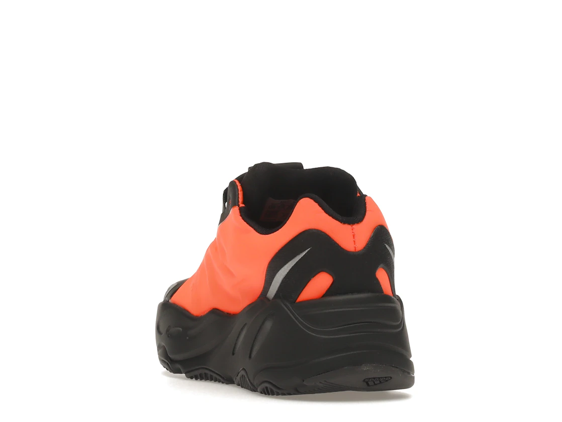 Vue 26 de adidas Yeezy Boost 700 MNVN Orange (Infants)