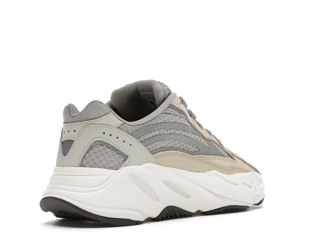 Vue 32 de adidas Yeezy Boost 700 V2 Cream