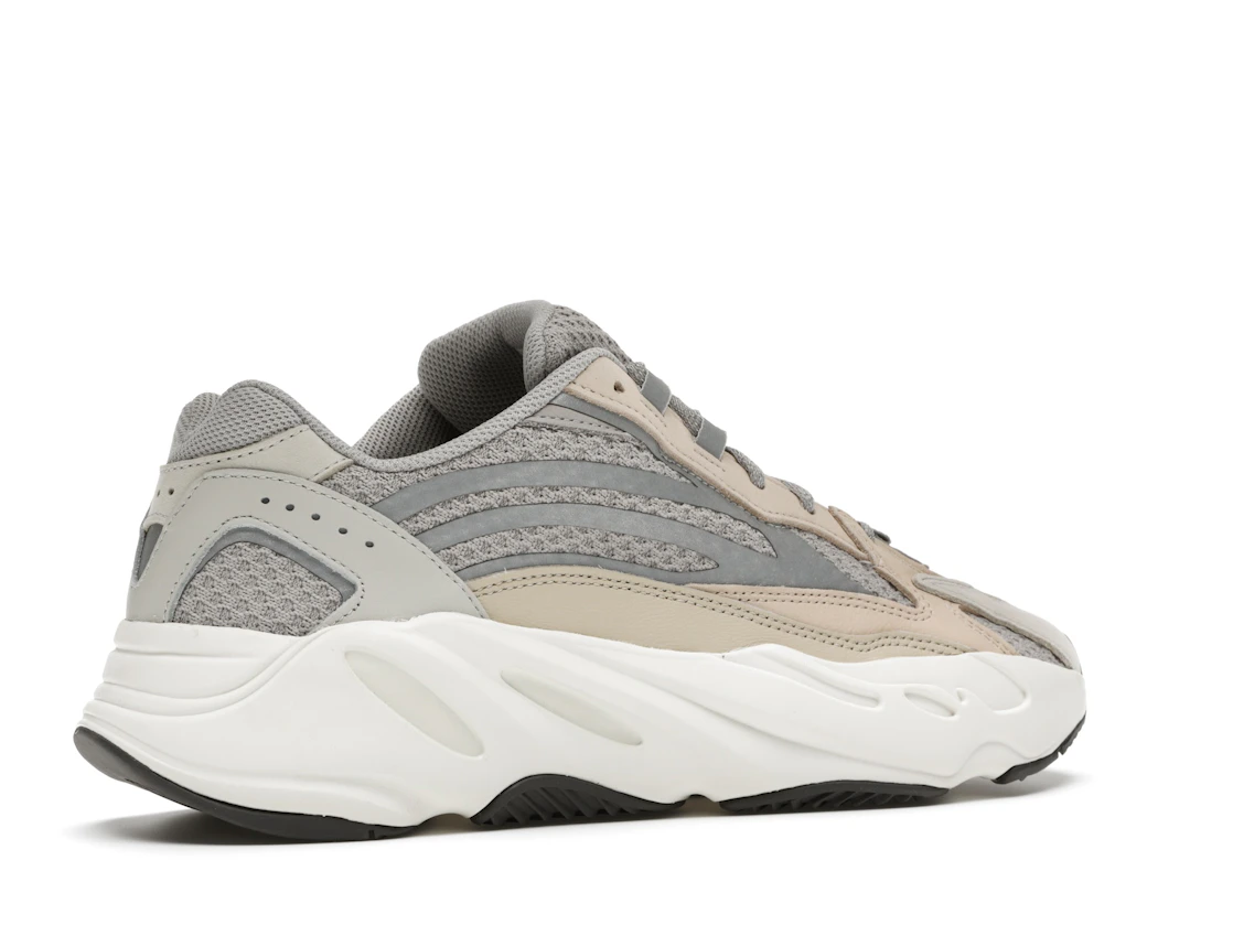 Vue 34 de adidas Yeezy Boost 700 V2 Cream