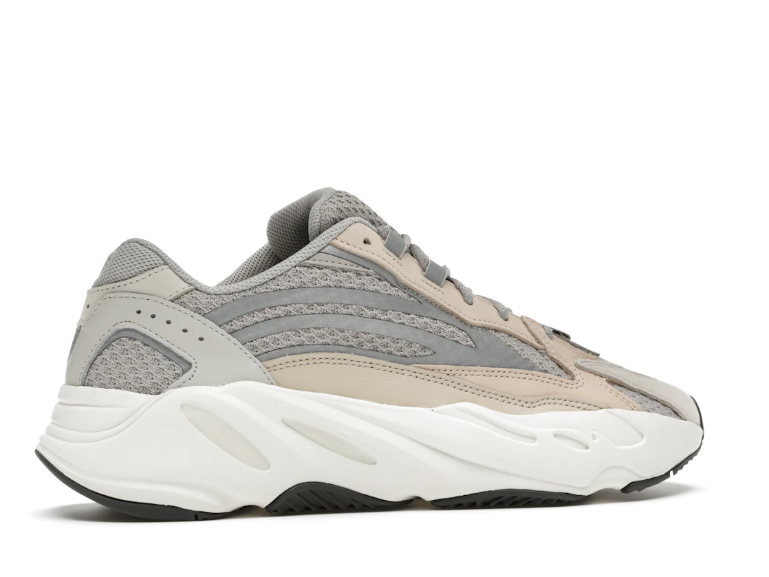 Vue 35 de adidas Yeezy Boost 700 V2 Cream