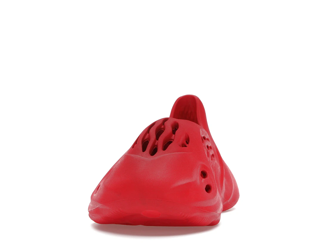 Vue 11 de adidas Yeezy Foam RNNR Vermillion
