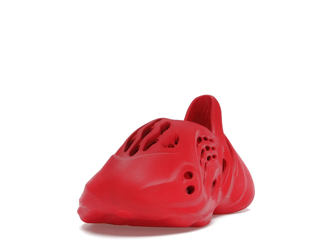 Vue 12 de adidas Yeezy Foam RNNR Vermillion