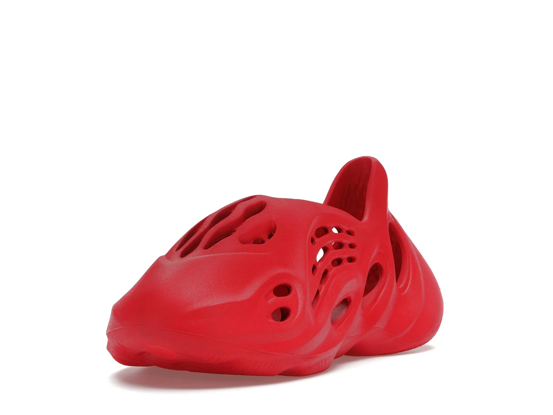Vue 13 de adidas Yeezy Foam RNNR Vermillion