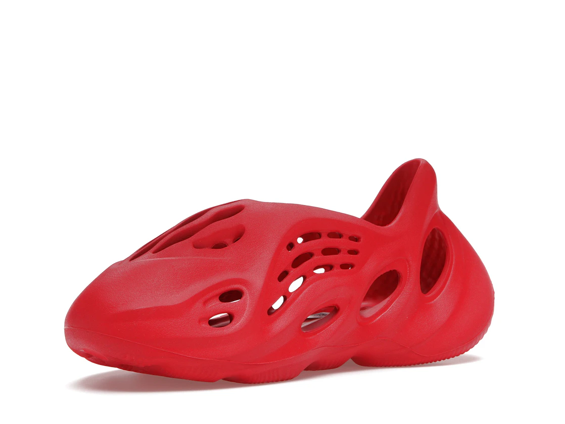 Vue 15 de adidas Yeezy Foam RNNR Vermillion