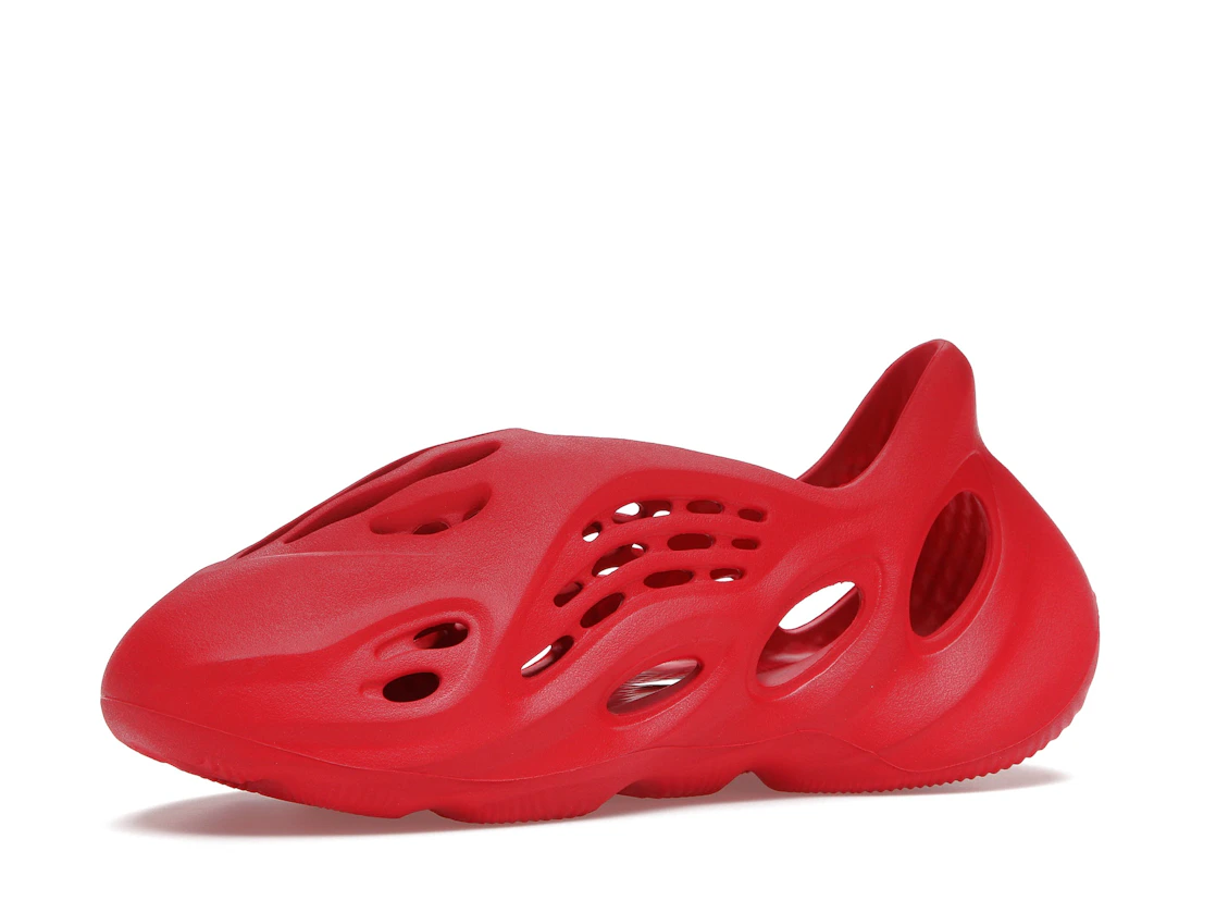 Vue 16 de adidas Yeezy Foam RNNR Vermillion